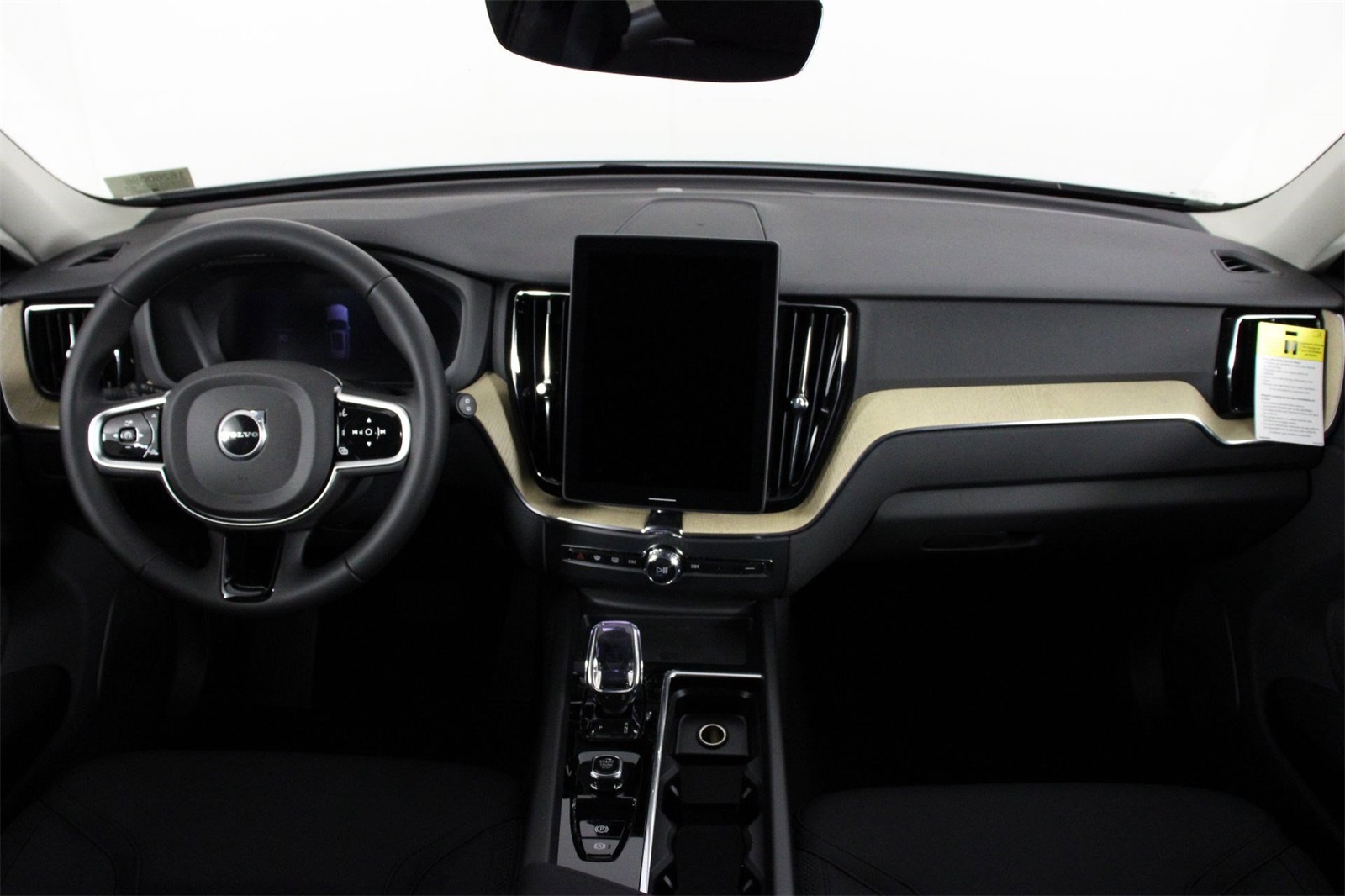 2026 Volvo XC60 B5 Plus photo 4