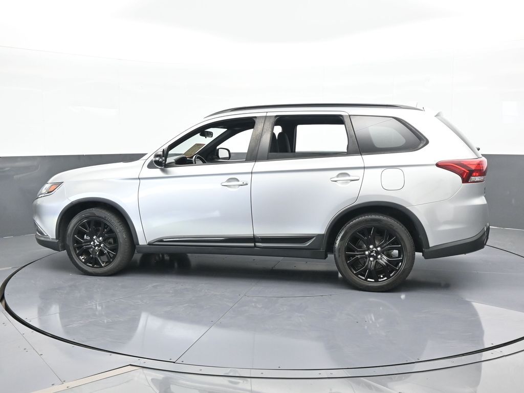 2018 Mitsubishi Outlander LE photo 3