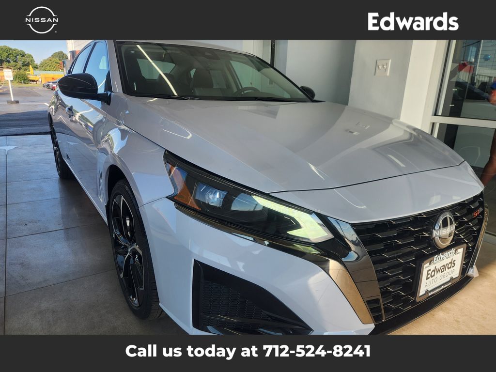 2025 Nissan Altima SR photo 2