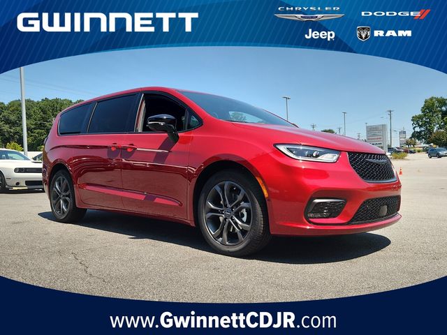 2026 Chrysler Pacifica Select's photo