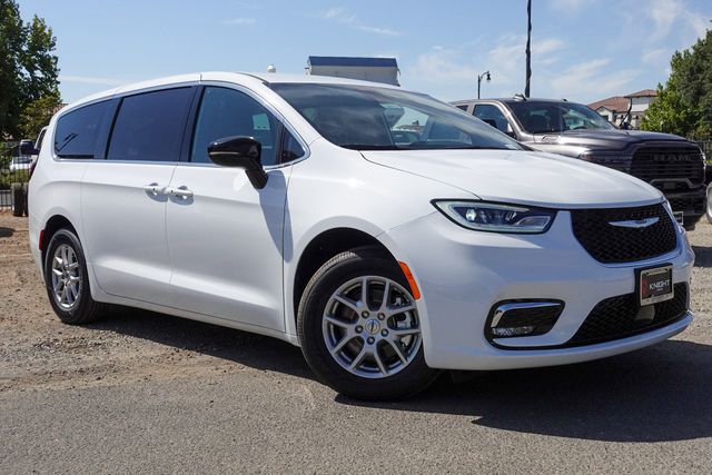 2025 Chrysler Pacifica photo 2