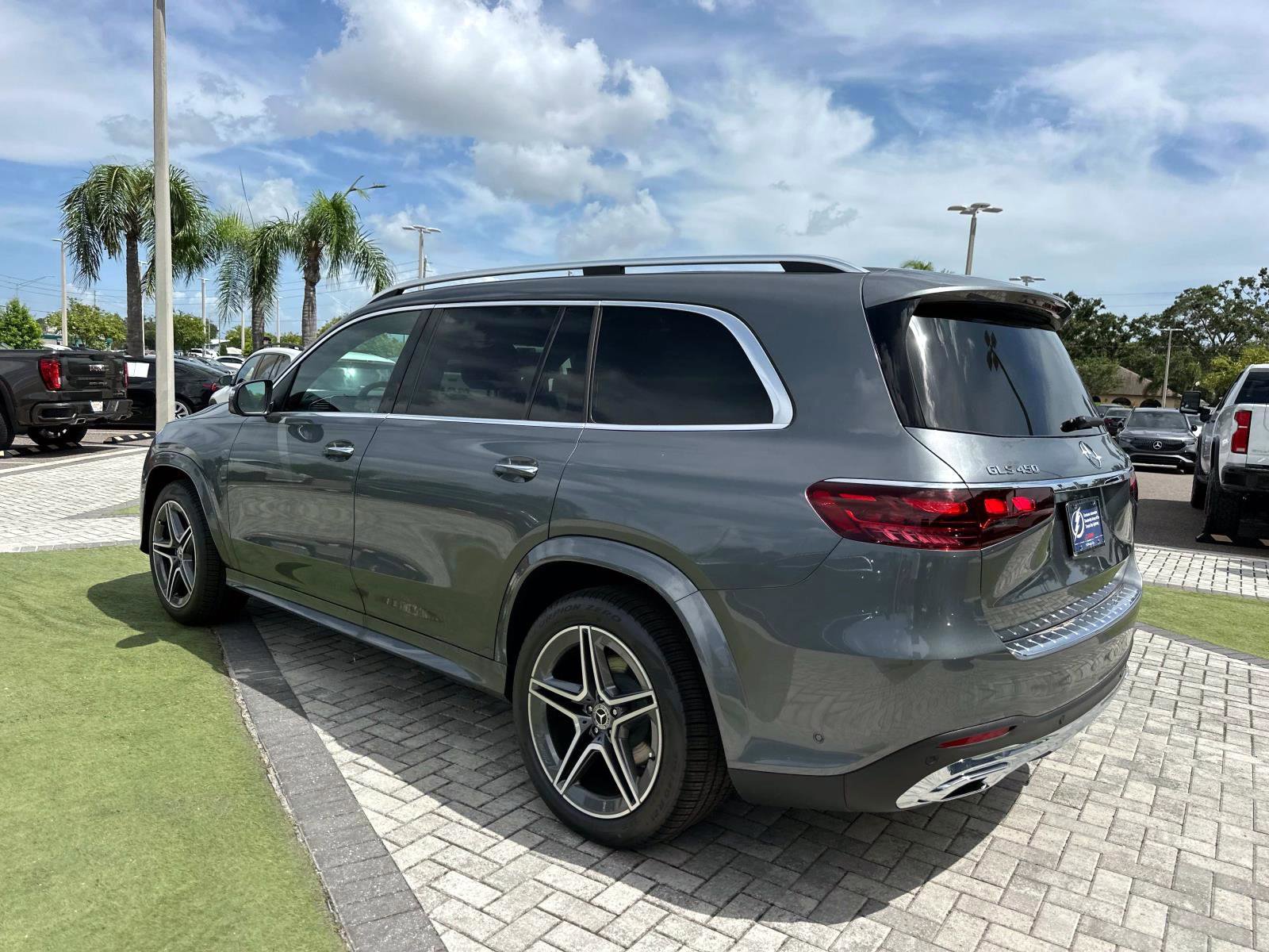 2025 Mercedes Benz GLS 450 4MATIC photo 3