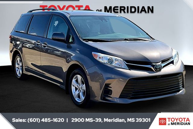 2020 Toyota Sienna LE's photo
