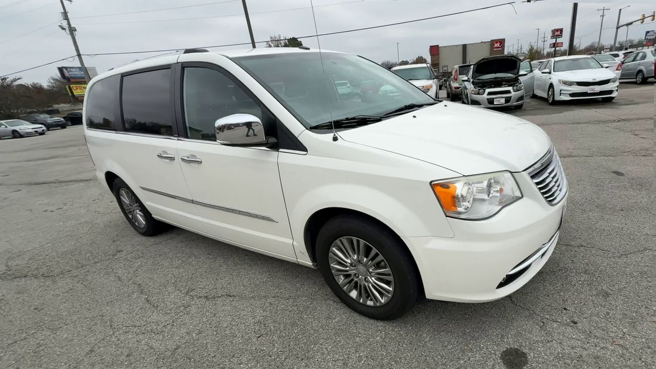 2011 Chrysler Town & Country Limited's photo