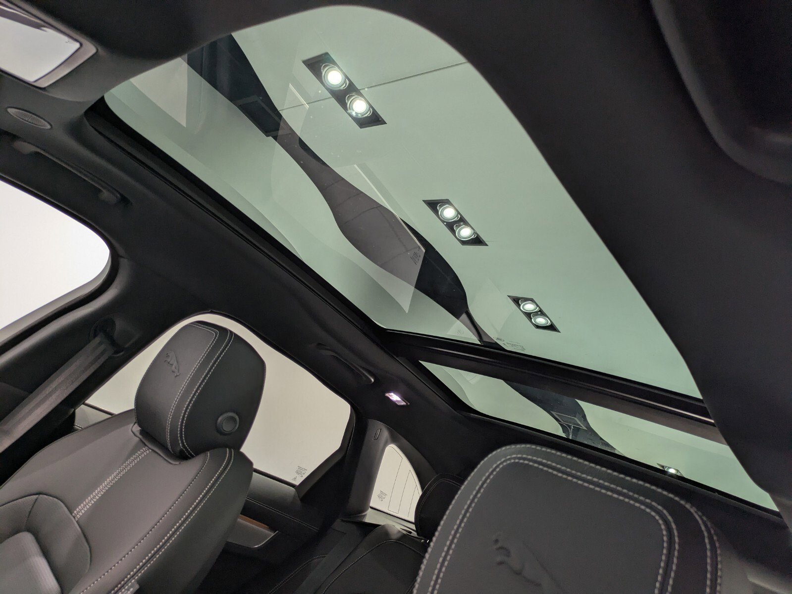 2026 Jaguar F-PACE P250 R-Dynamic S photo 9