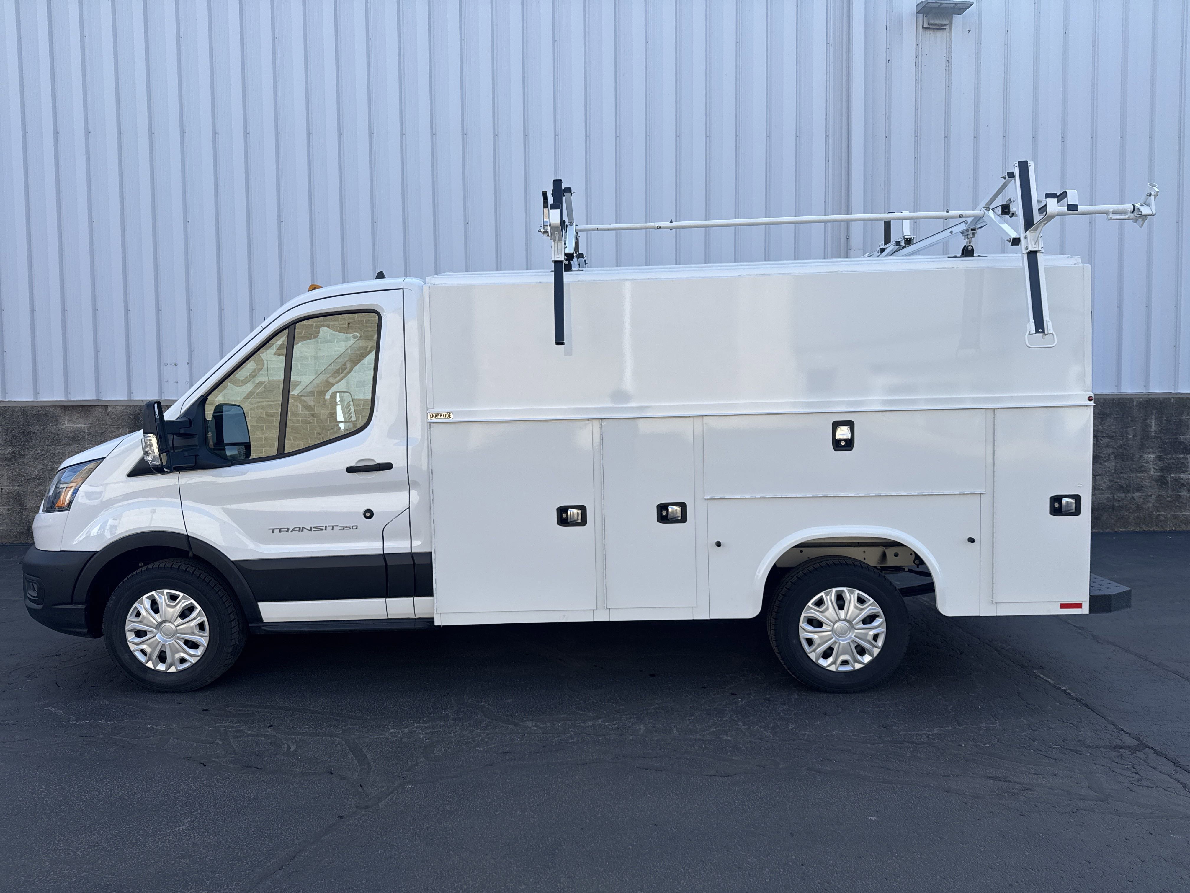 2024 Ford Transit Cutaway photo 2