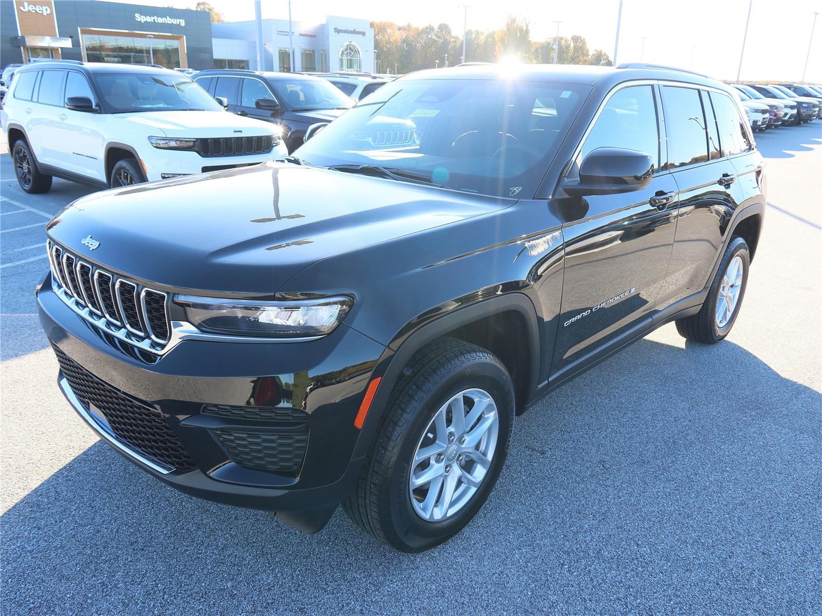 2025 Jeep Grand Cherokee Laredo X photo 2