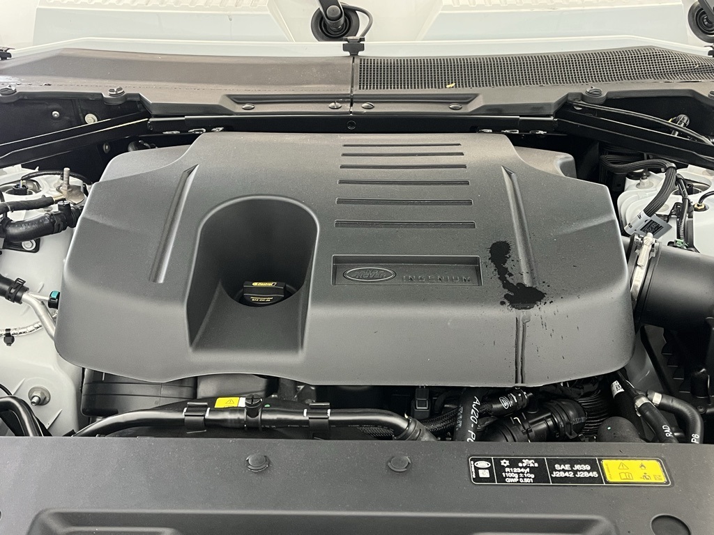 2025 Land Rover Defender 130 X-Dynamic SE photo 35