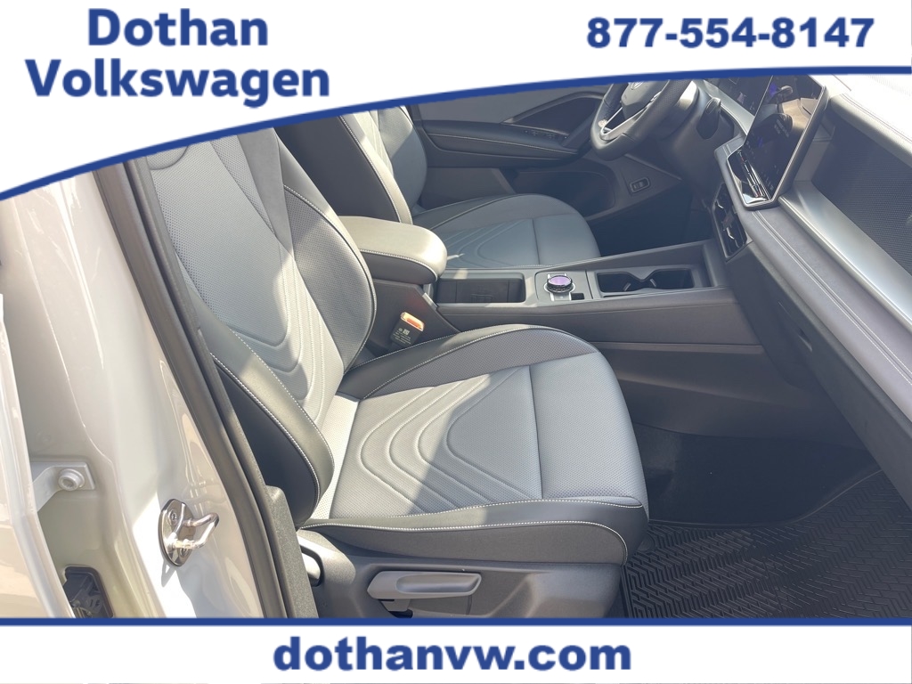 2026 Volkswagen Tiguan SE R-LINE BLACK's photo