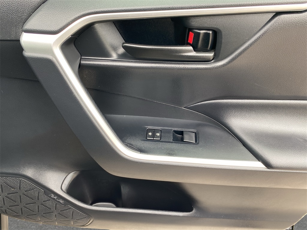 2020 Toyota RAV4 Hybrid LE photo 21