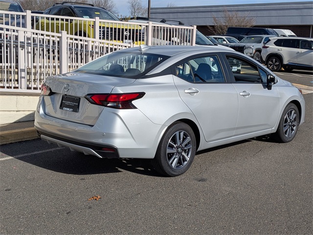 2025 Nissan Versa 1.6 SV photo 2