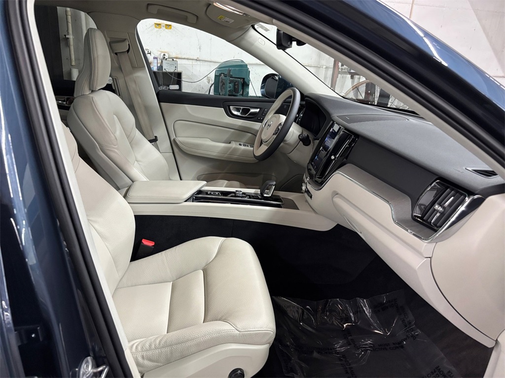 2023 Volvo XC60 B5 Plus photo 18
