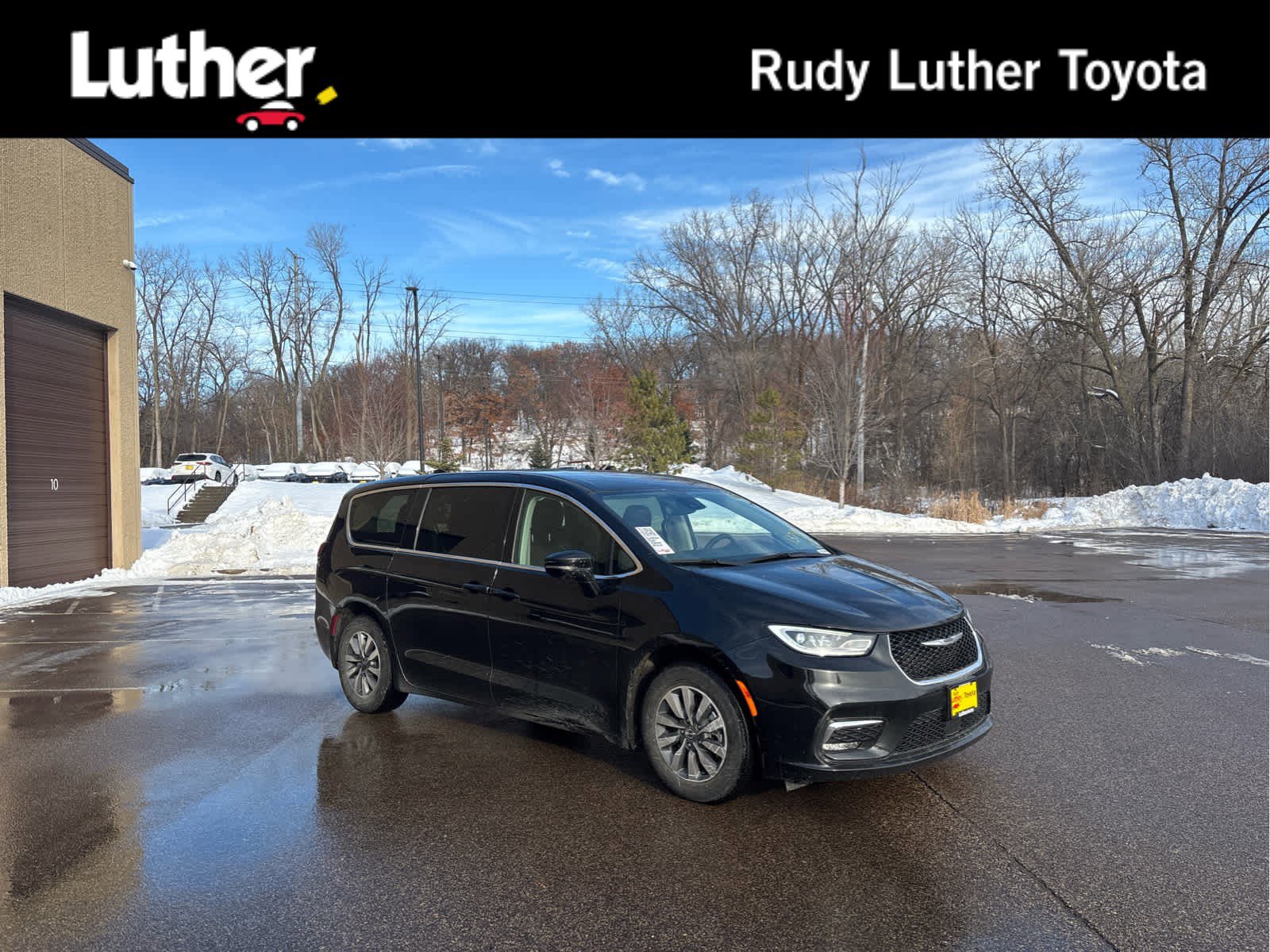 2024 Chrysler Pacifica PHEV Select's photo