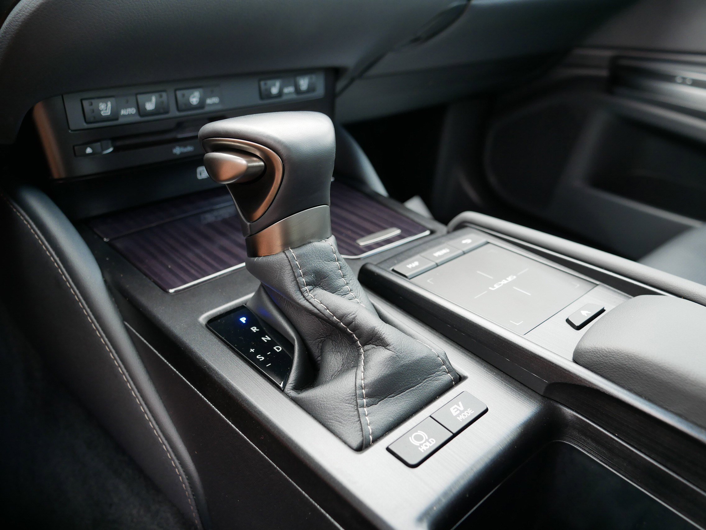 2021 Lexus ES 300h photo 22