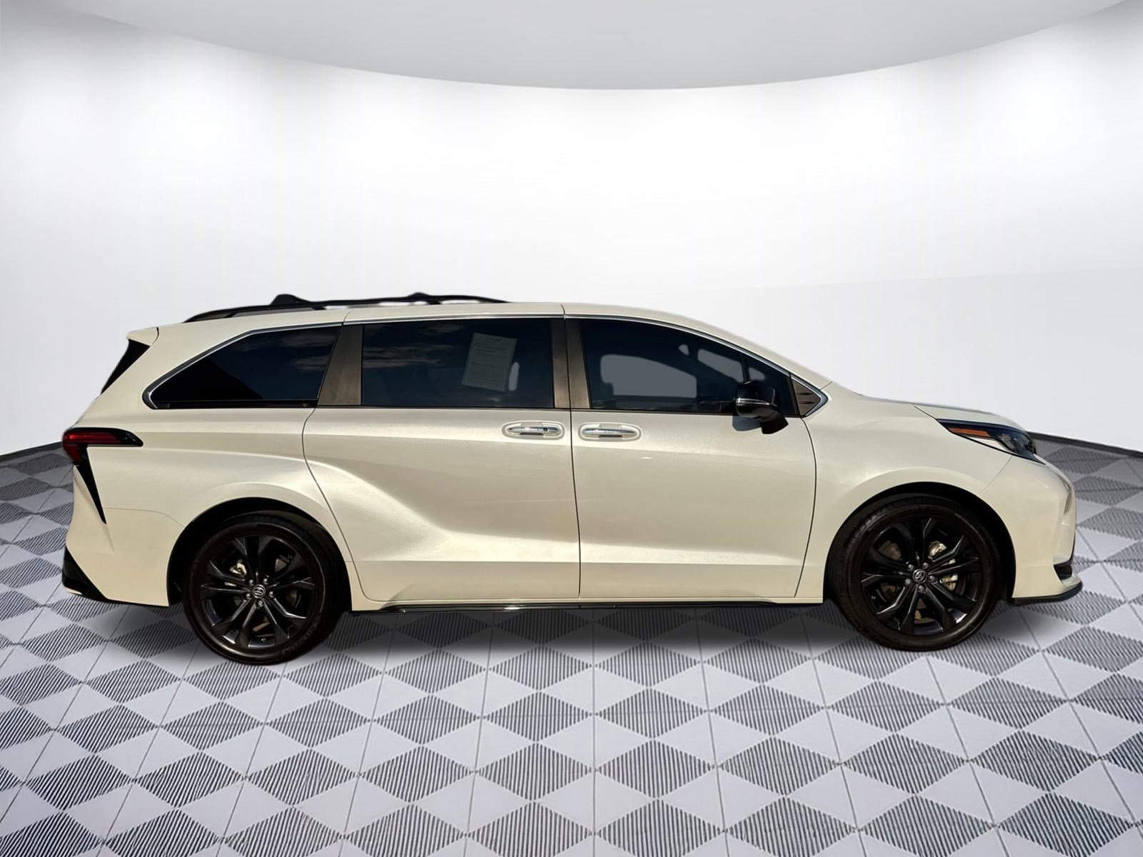 2023 Toyota Sienna XSE photo 8