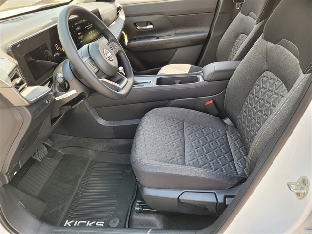 2025 Nissan Kicks SV photo 9
