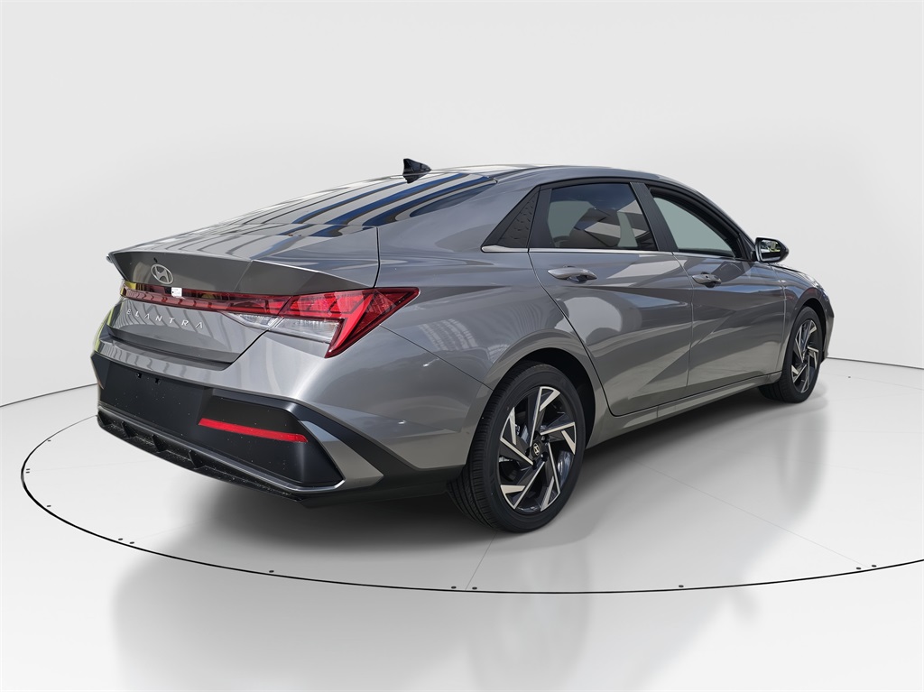 2025 Hyundai Elantra SEL Convenience photo 3
