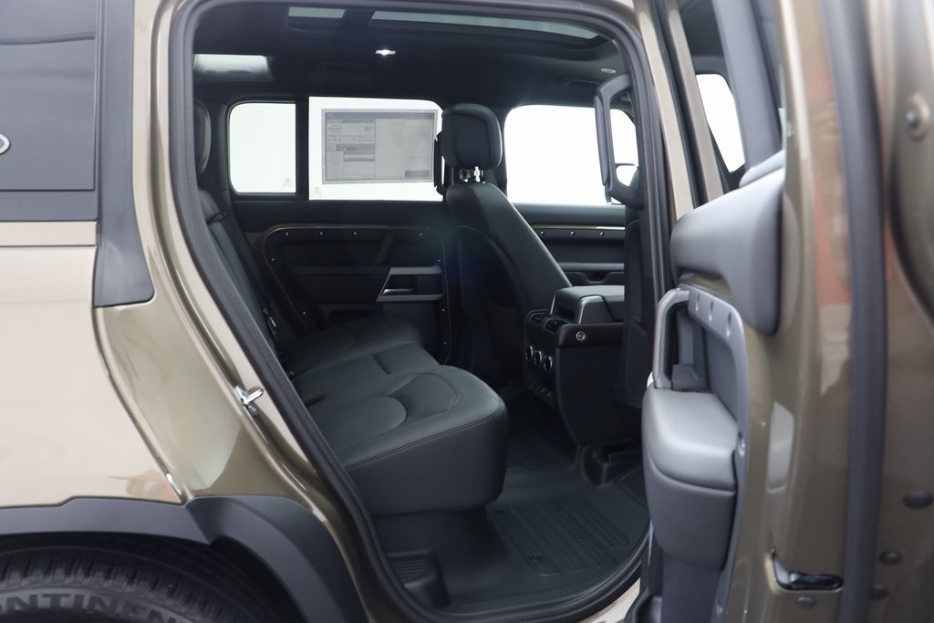2024 Land Rover Defender 110 SE photo 16