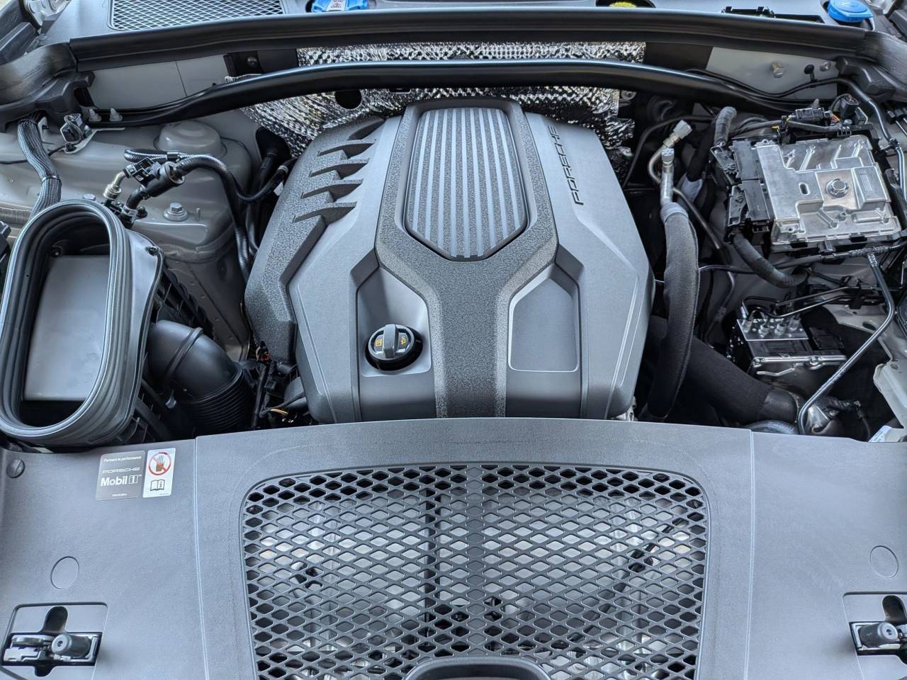 2025 Porsche Macan T photo 26