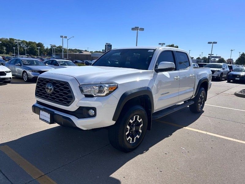2020 Toyota Tacoma TRD Sport photo 3