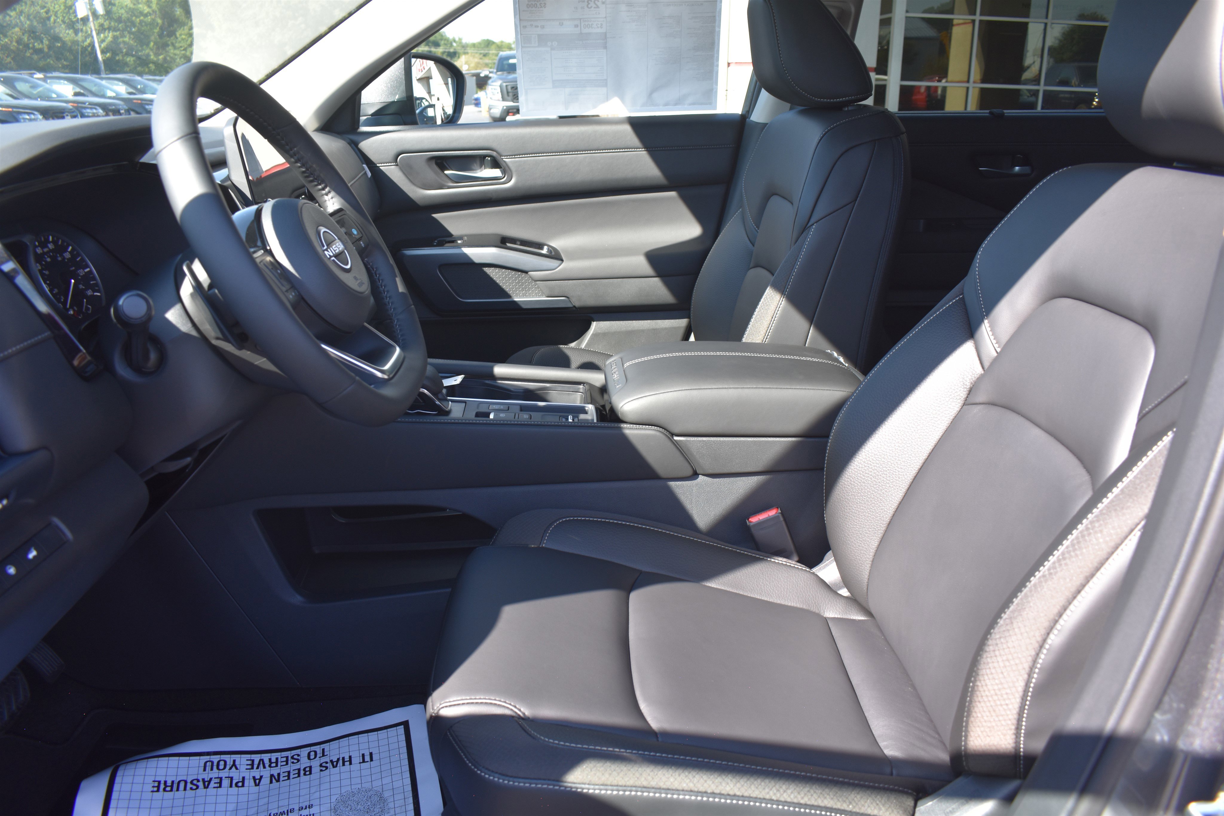 2025 Nissan Pathfinder SL photo 3