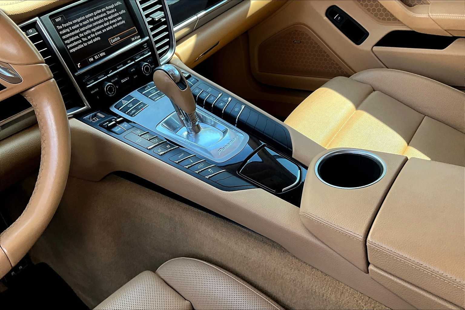 2016 Porsche Panamera S photo 17