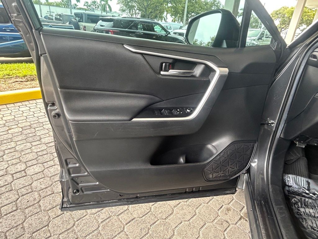 2021 Toyota RAV4 XLE photo 28