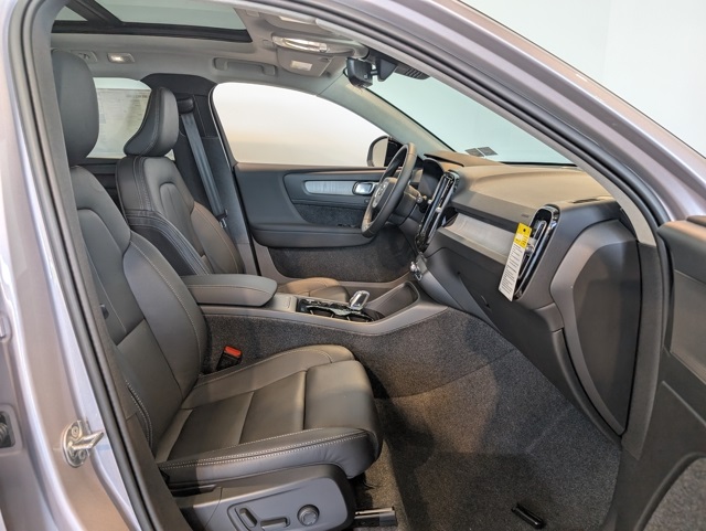 2026 Volvo XC60 B5 Plus photo 30