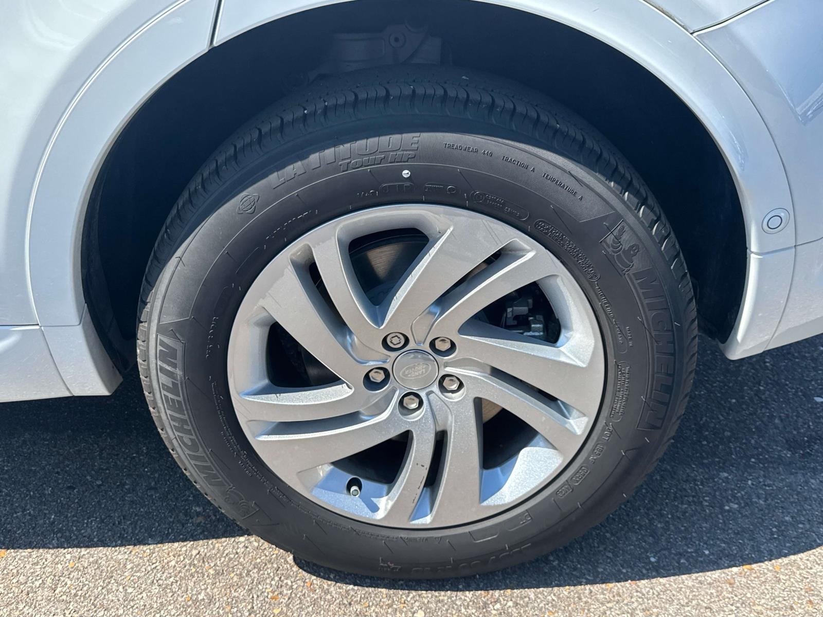 2024 Land Rover Discovery Sport S photo 3