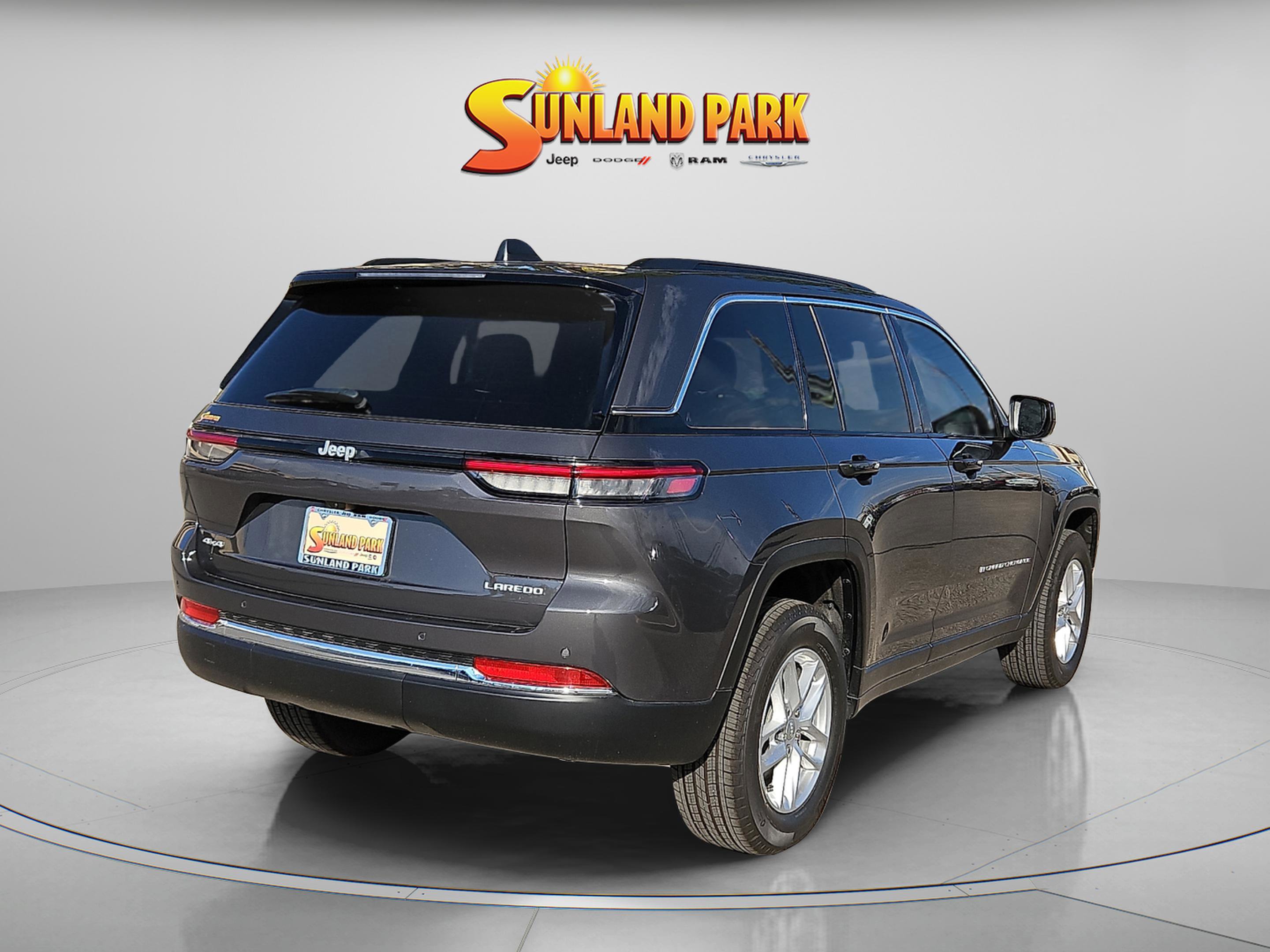 2025 Jeep Grand Cherokee Laredo X photo 4