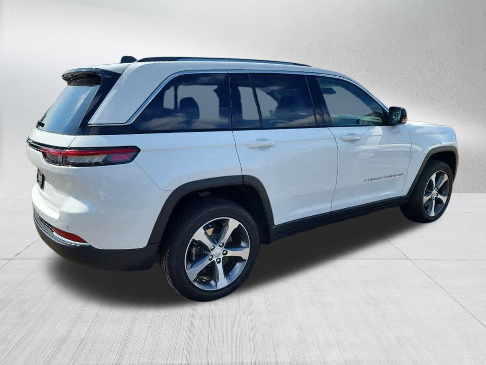 2022 Jeep Cherokee Limited 4xe photo 2