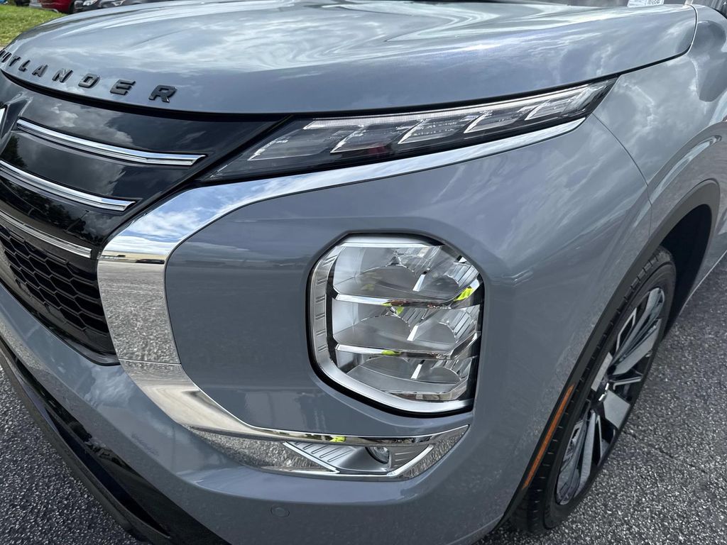 2025 Mitsubishi Outlander SEL photo 9