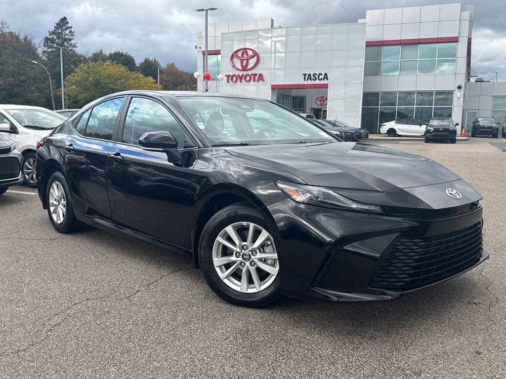 2025 Toyota Camry LE's photo