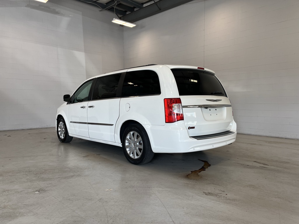 2011 Chrysler Town & Country photo 3