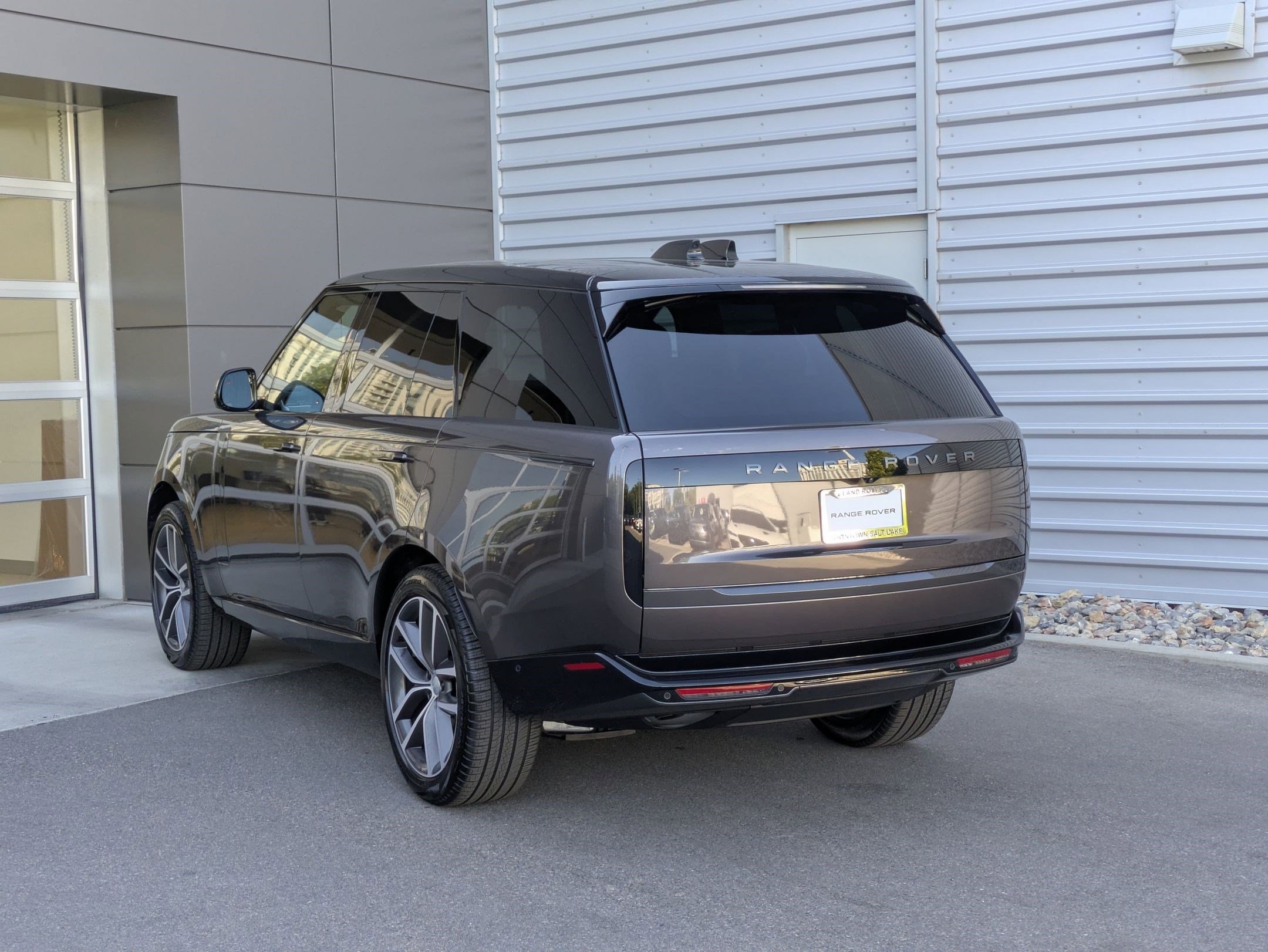 2025 Land Rover Range Rover SE photo 3