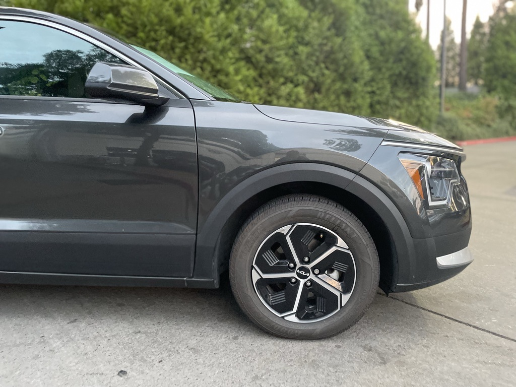 2023 Kia Niro LX photo 2