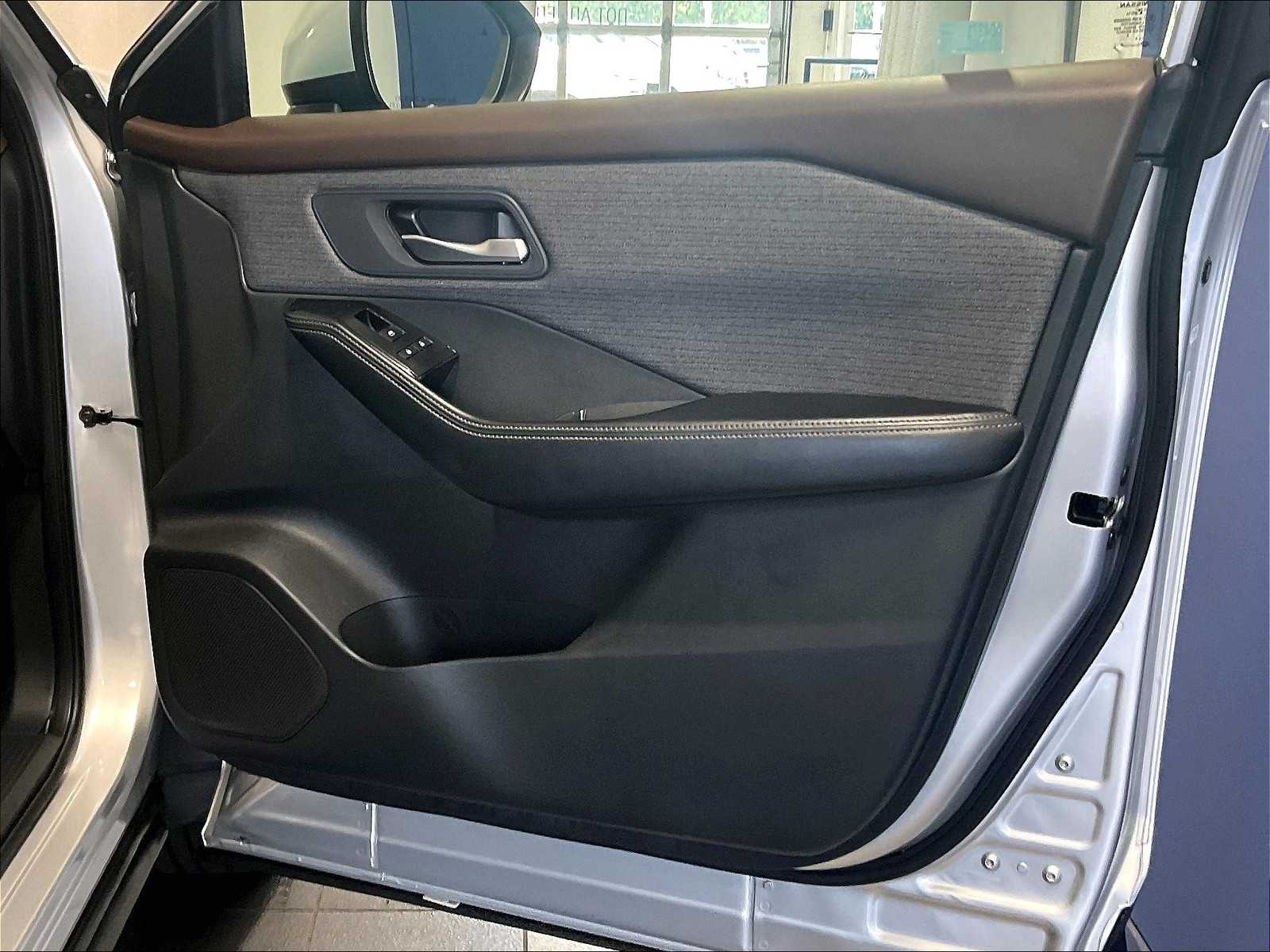 2023 Nissan Rogue SV photo 9