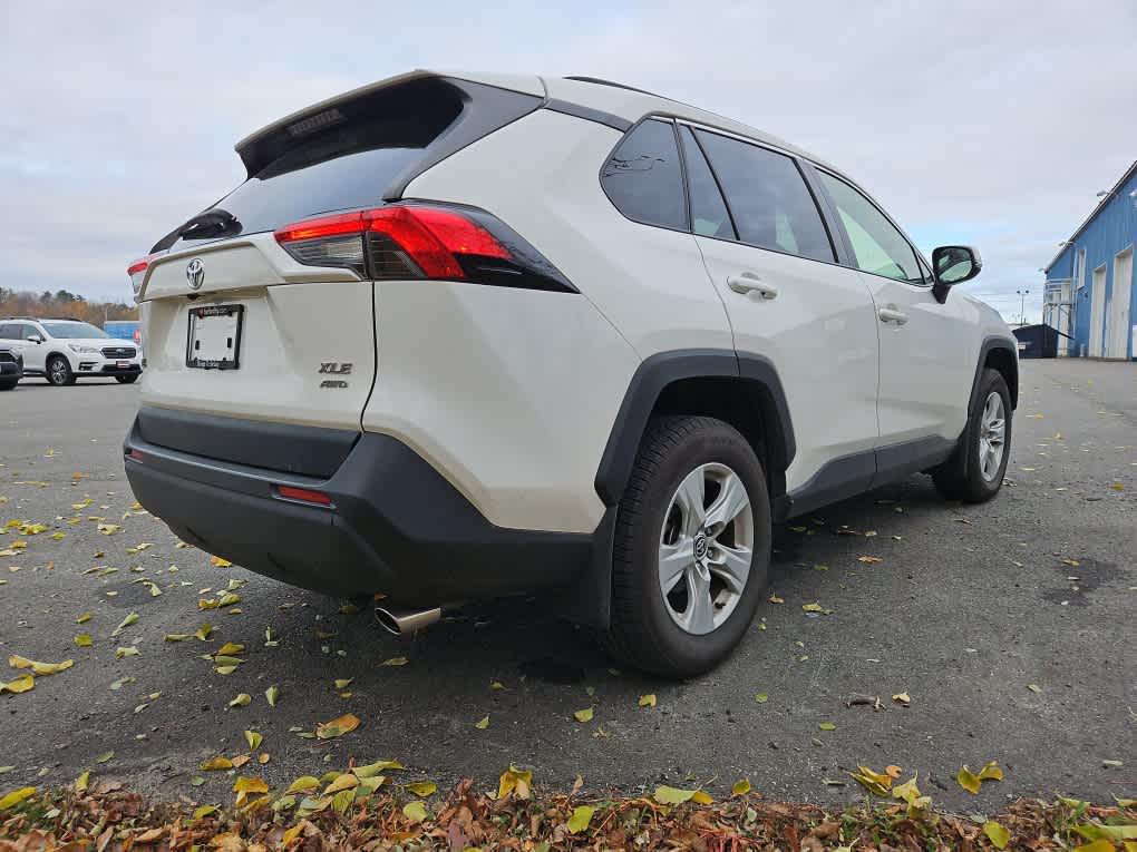 2020 Toyota RAV4 XLE photo 3