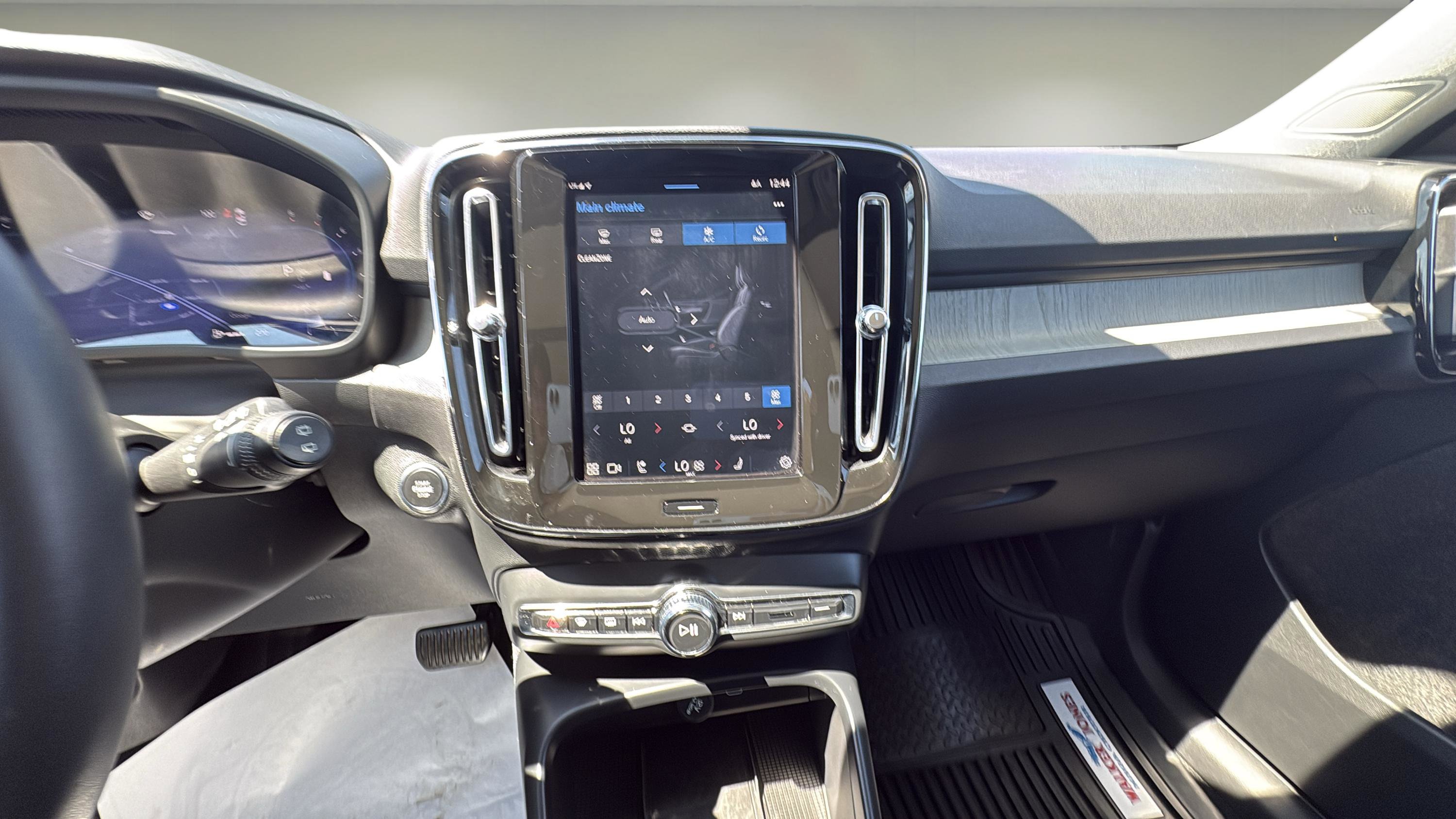 2024 Volvo XC40 AWD Core photo 9