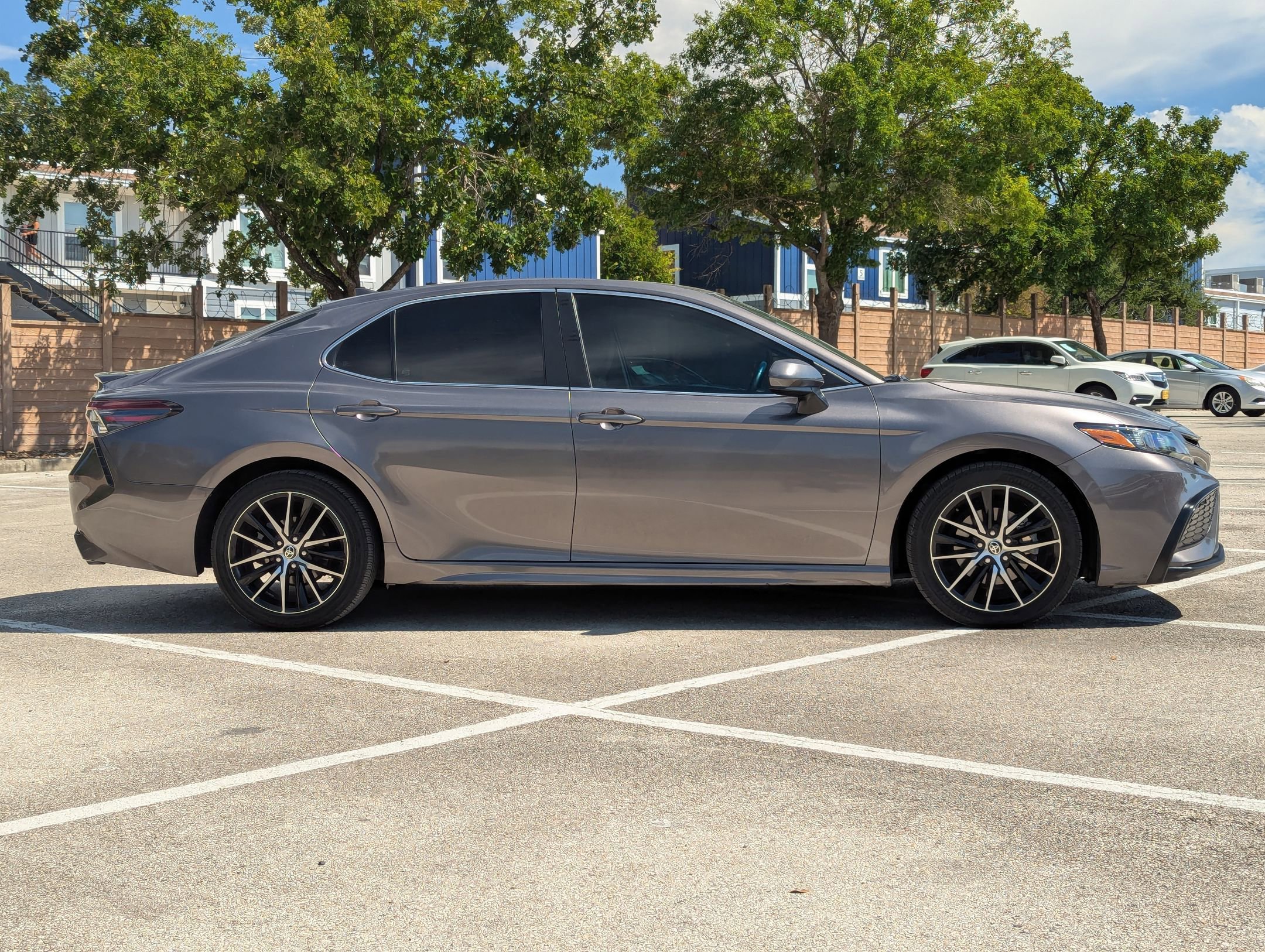 2021 Toyota Camry SE photo 3