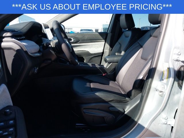 2025 Jeep Compass Latitude photo 3