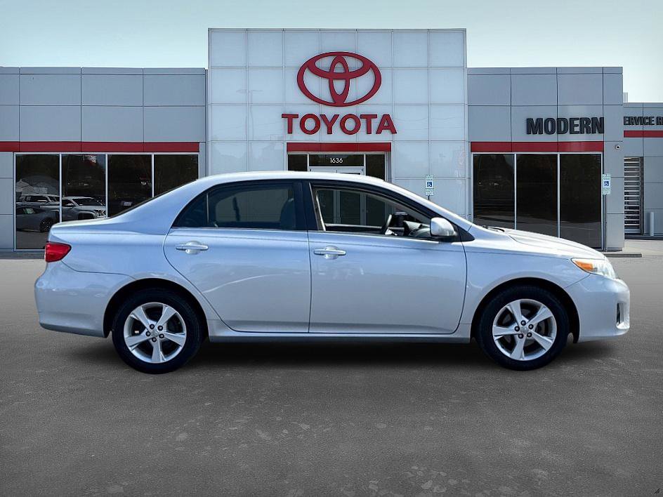 2013 Toyota Corolla LE photo 3