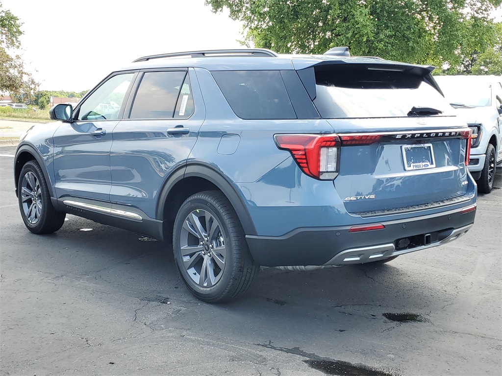 2025 Ford Explorer photo 2