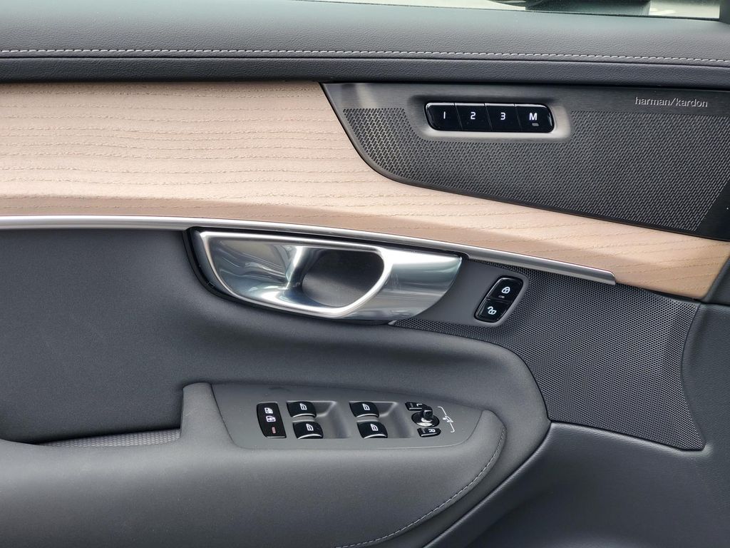 2026 Volvo XC90 AWD Plus photo 2