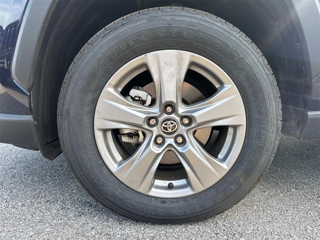 2024 Toyota RAV4 XLE photo 4