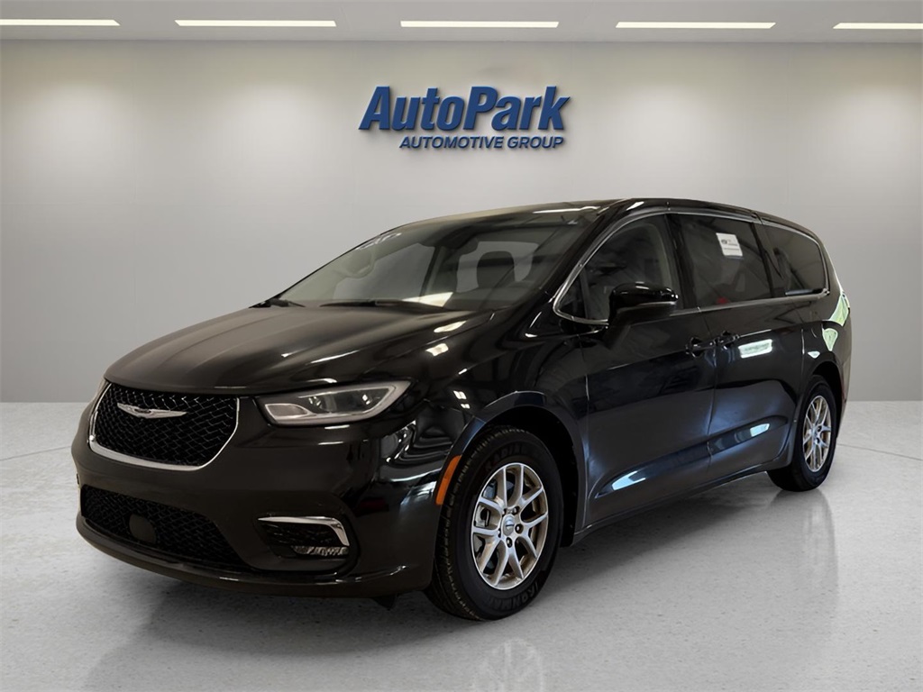 2023 Chrysler Pacifica Touring L photo 3