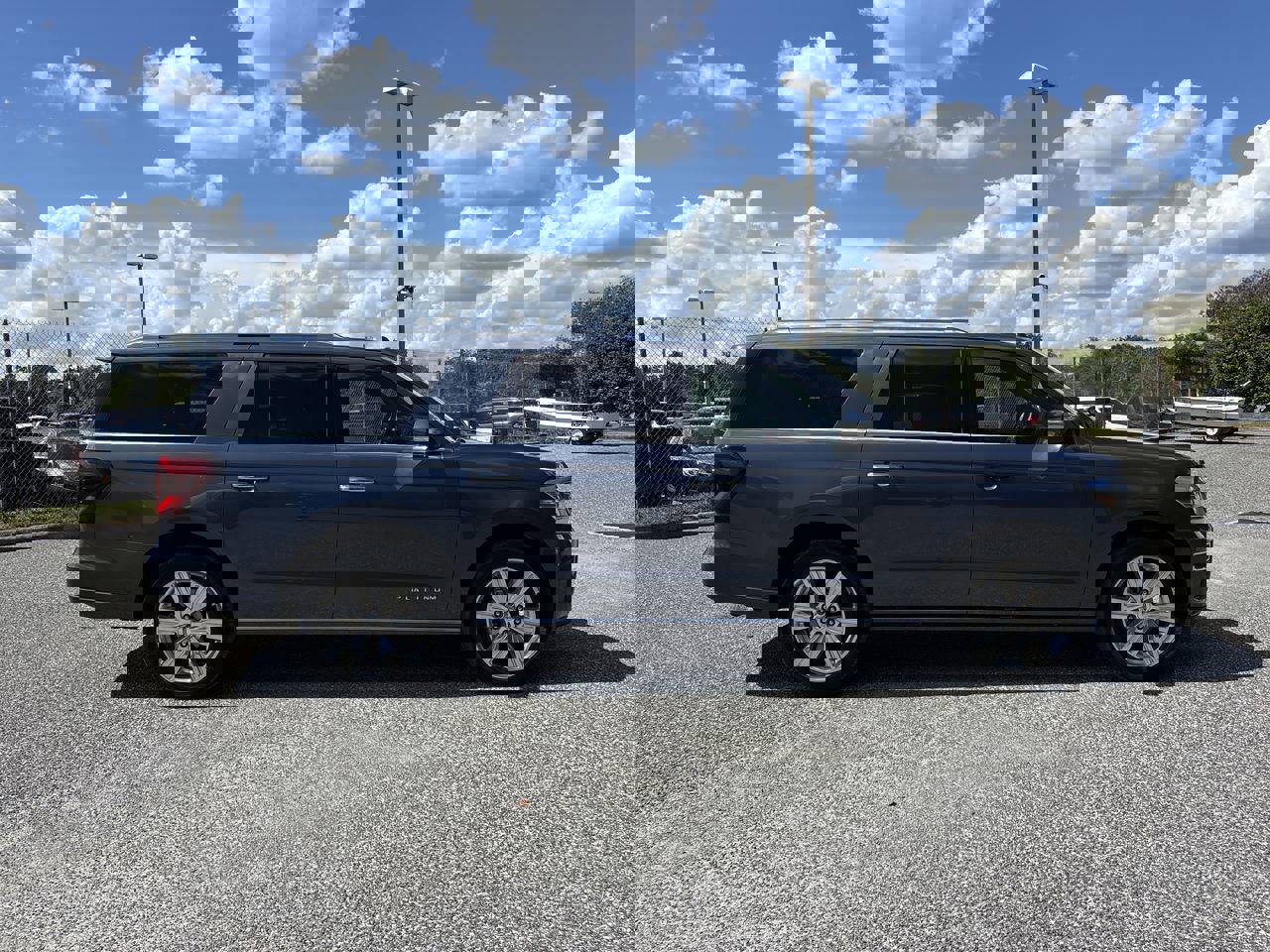 2022 Ford Expedition MAX Platinum photo 2