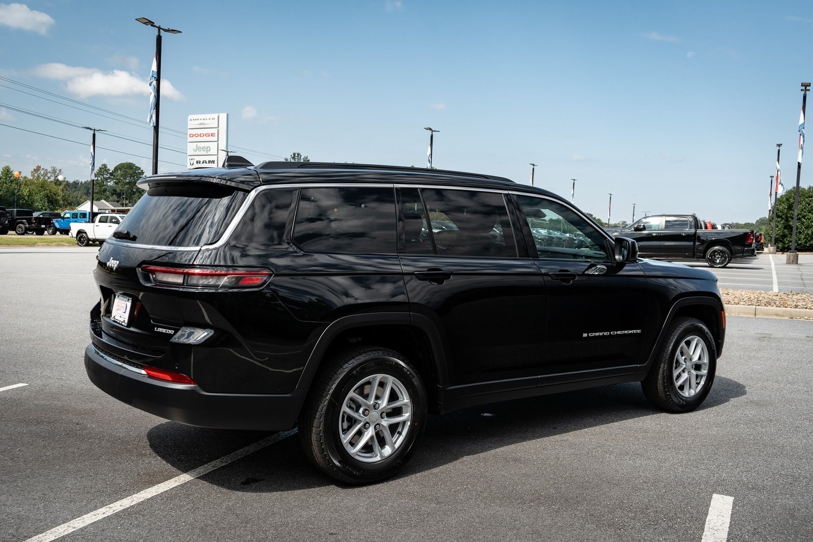 2025 Jeep Grand Cherokee Laredo Altitude photo 9