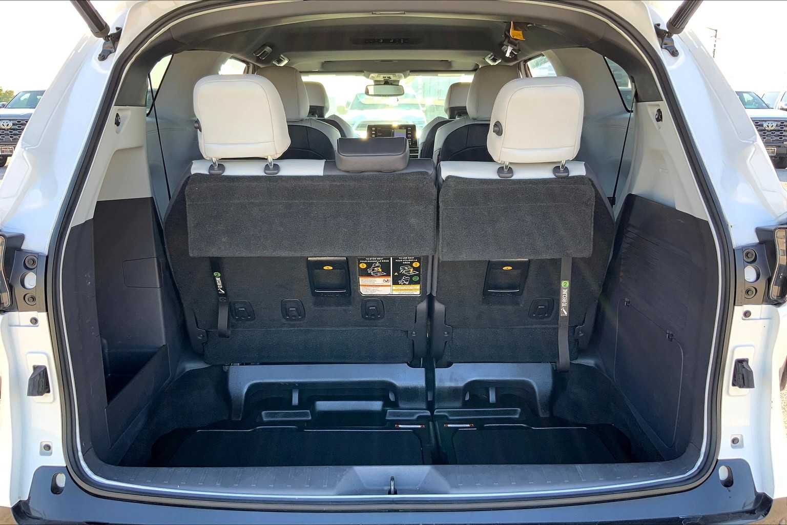 2021 Toyota Sienna XSE photo 33
