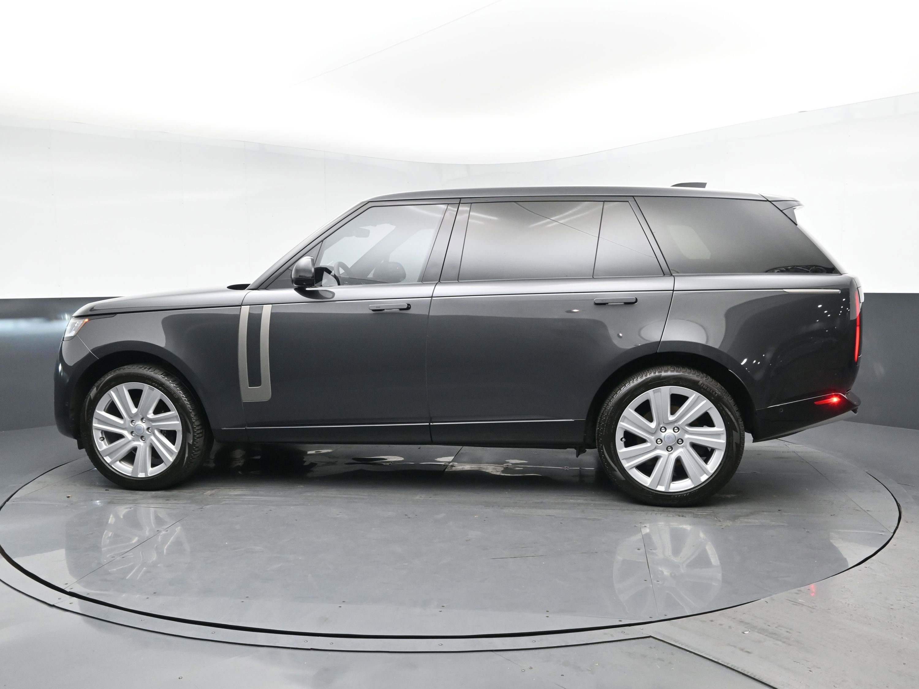 2023 Land Rover Range Rover SE photo 4